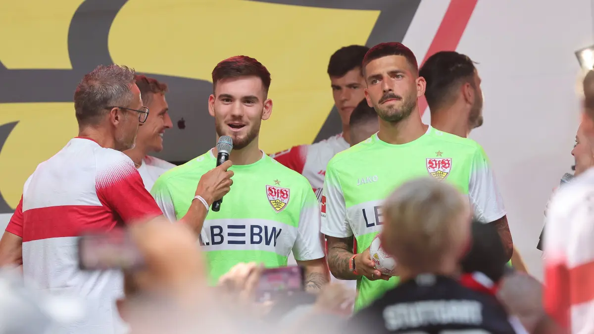 VfB Stuttgart Saisoneröffnung : BAU // Stuttgart , VfB Stuttgart Saisoneröffnung Vorrstellung Mannschaft , von links: Dennis Seimen / Fabian Bredlow