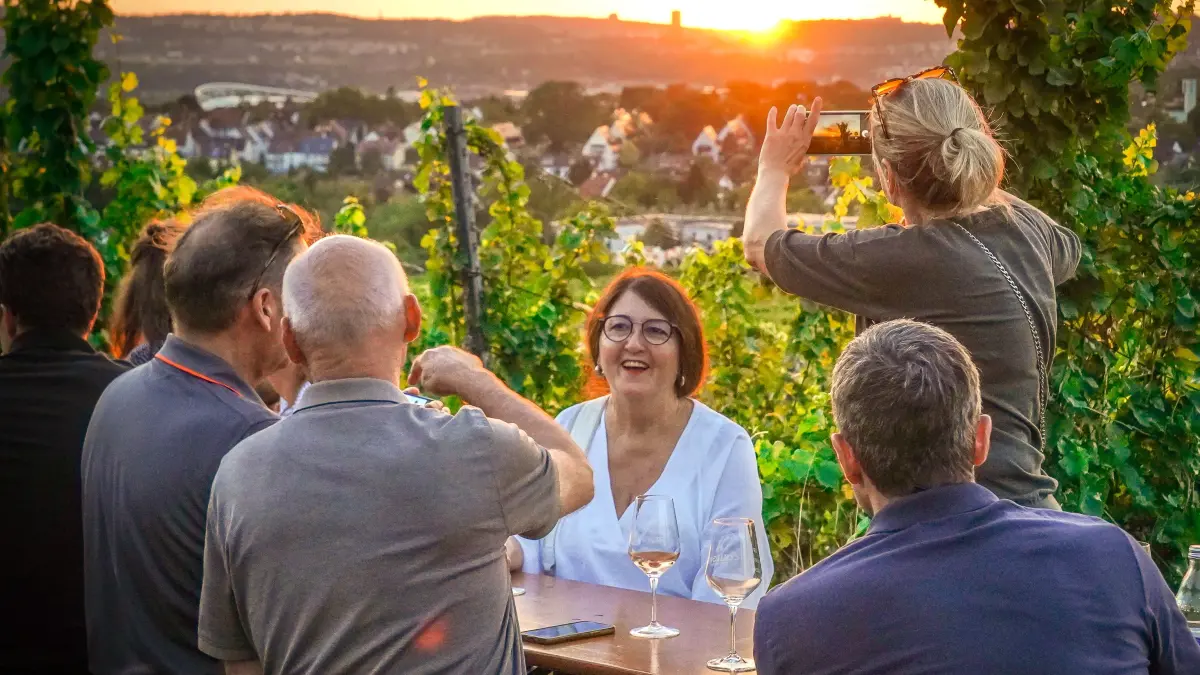 Gastro. Das Collegium Wirtemberg lädt zur Weinmeile. Hunderte Besucher genießen Wein und Sonnenuntergang in den Weinbergen mit Blick auf Stuttgart : Gastro. Das Collegium Wirtemberg lädt zur Weinmeile. Hunderte Besucher genießen Wein und Sonnenuntergang in den Weinbergen mit Blick auf Stuttgart