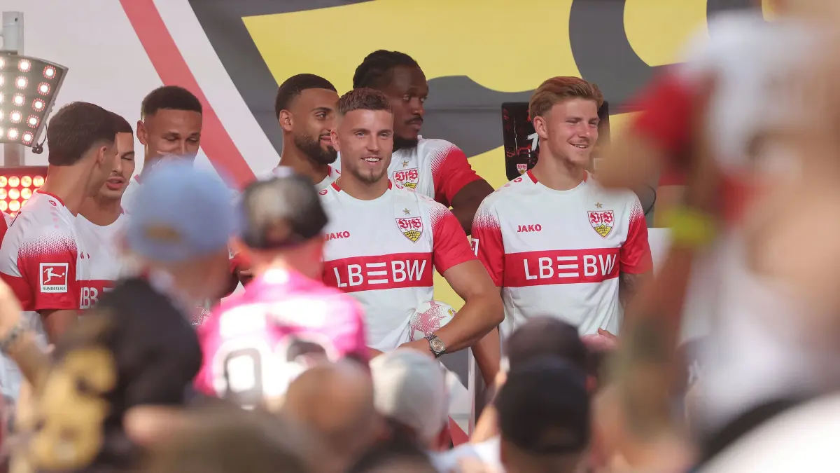 VfB Stuttgart Saisoneröffnung : BAU // Stuttgart , VfB Stuttgart Saisoneröffnung , Voirstellung Mannschaft , Emin Demirovic