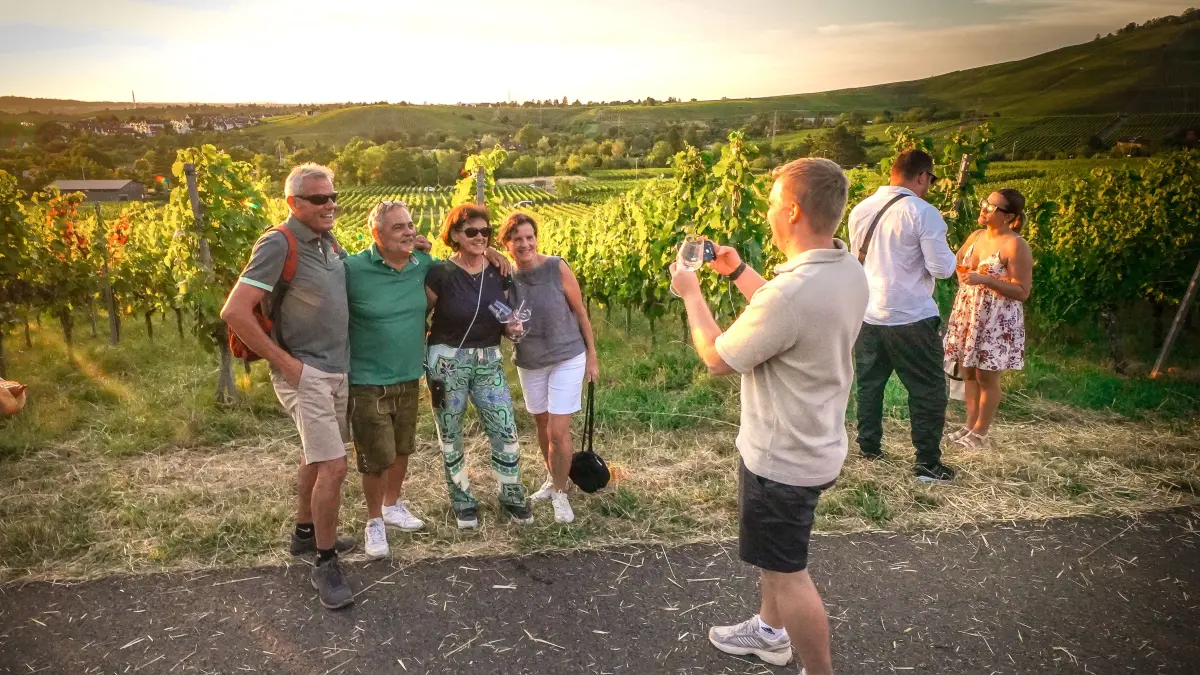 Gastro. Das Collegium Wirtemberg lädt zur Weinmeile. Hunderte Besucher genießen Wein und Sonnenuntergang in den Weinbergen mit Blick auf Stuttgart : Gastro. Das Collegium Wirtemberg lädt zur Weinmeile. Hunderte Besucher genießen Wein und Sonnenuntergang in den Weinbergen mit Blick auf Stuttgart