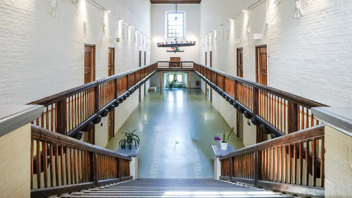 Albert-Schweitzer-Schule in Stuttgart-Rohr mit architektonisch und politisch bewegter Geschichte und ihrem heutigen Umgang mit dem problematischen Erbe, Anbei auch Marie Burkhardt (Stellvertretende Schulleiterin) und Ulrike Lösch (Regionalleitung): Albert-Schweitzer-Schule in Stuttgart-Rohr mit architektonisch und politisch bewegter Geschichte und ihrem heutigen Umgang mit dem problematischen Erbe, Anbei auch Marie Burkhardt (Stellvertretende Schulleiterin) und Ulrike Lösch (Regionalleitung)
