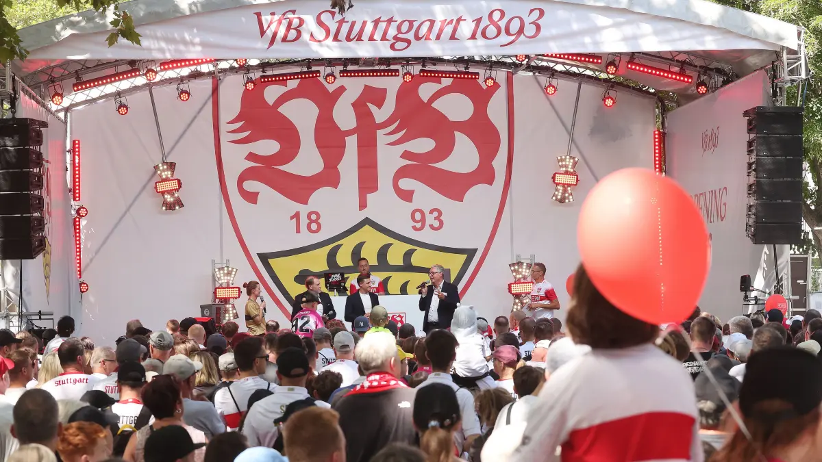 VfB Stuttgart Saisoneröffnung : BAU // Stuttgart , VfB Stuttgart Saisoneröffnung , Präsidium auf der Bühne , von links: Stefan Jung / Andreas grupp / Dietmar Allgaier