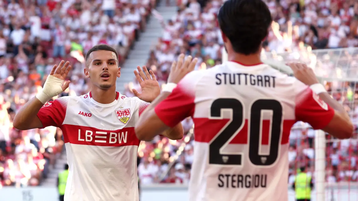 VfB Stuttgart Saisoneröffnung : BAU // Stuttgart , VfB Stuttgart Saisoneröffnung VfB Stuttgart vs. Everton FC, v.l. Torschütze Badredine Bouanani (VfB) jubelt über sein Tor zum 3:1 mit Leonidas Stergiou