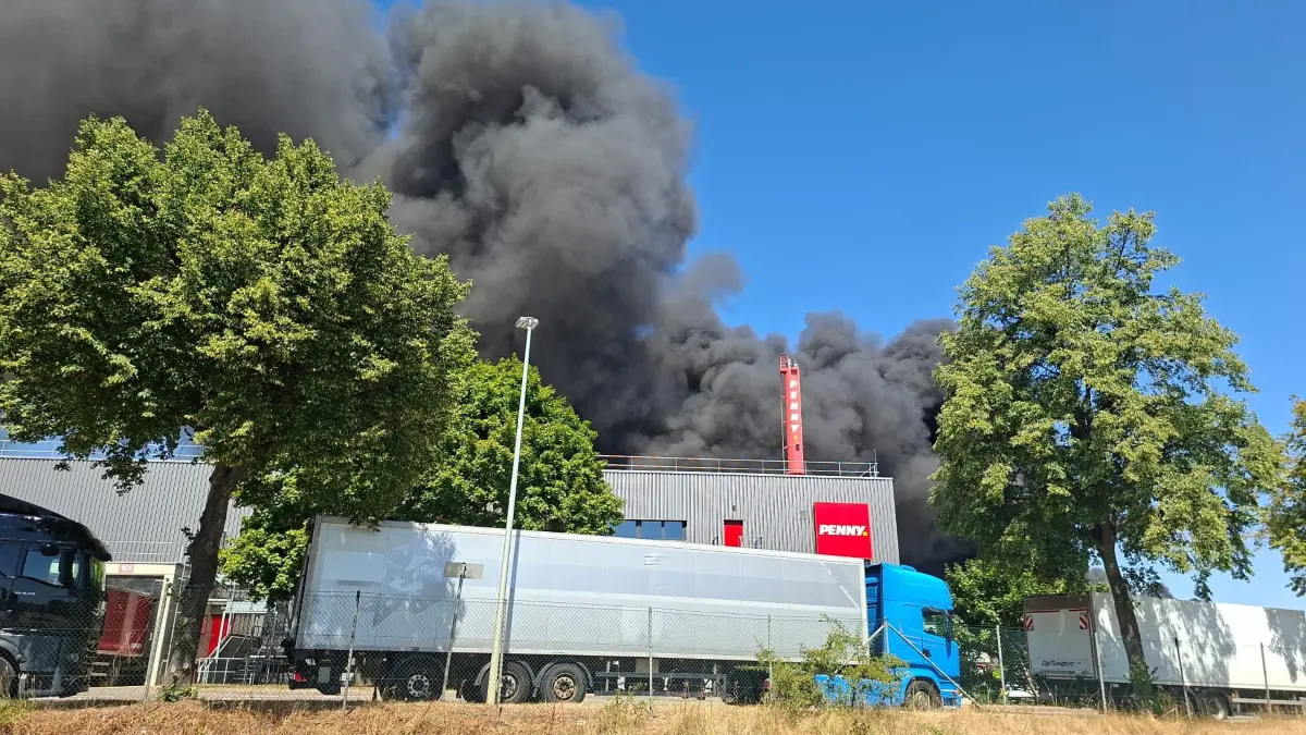 Feuer auf dem Penny-Gelände.