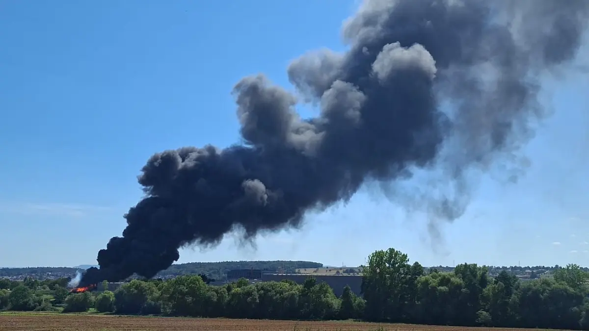 Viel Rauch steigt über dem Industriegebiet in Neuhausen auf.