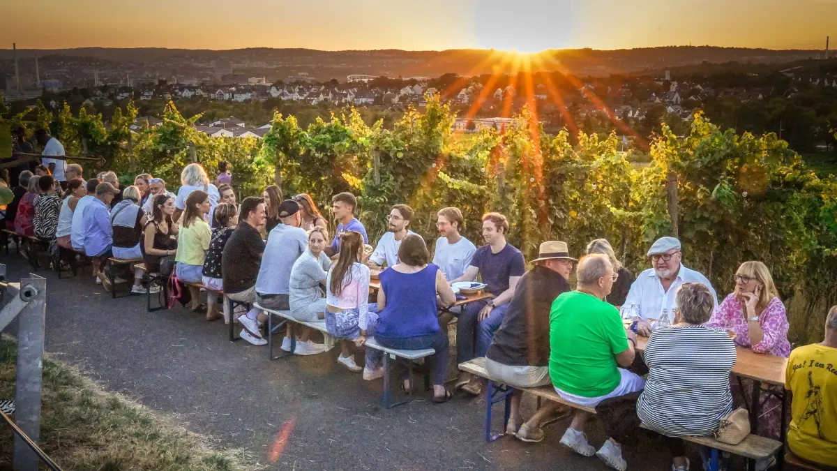Gastro. Das Collegium Wirtemberg lädt zur Weinmeile. Hunderte Besucher genießen Wein und Sonnenuntergang in den Weinbergen mit Blick auf Stuttgart : Gastro. Das Collegium Wirtemberg lädt zur Weinmeile. Hunderte Besucher genießen Wein und Sonnenuntergang in den Weinbergen mit Blick auf Stuttgart