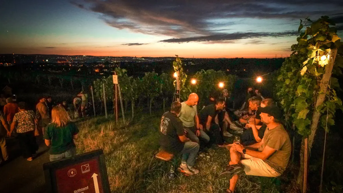 Gastro. Das Collegium Wirtemberg lädt zur Weinmeile. Hunderte Besucher genießen Wein und Sonnenuntergang in den Weinbergen mit Blick auf Stuttgart : Gastro. Das Collegium Wirtemberg lädt zur Weinmeile. Hunderte Besucher genießen Wein und Sonnenuntergang in den Weinbergen mit Blick auf Stuttgart