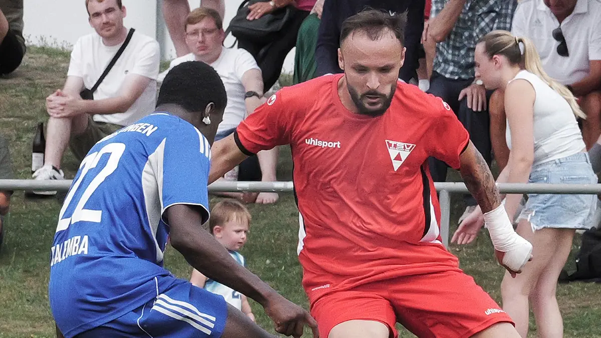 Fußball, Fussball, Landesliga, TSV Weilimdorf - VfL Sindelfingen: Fußball, Fussball, Landesliga, TSV Weilimdorf - VfL Sindelfingen
Nr.80 (W): Riccardo Scarcelli - rot
Nr.22 (S): Oliab Calemba - blau
Fotograf: Günter E. Bergmann - Photography
Aufnahmedatum: 09.08.2026
