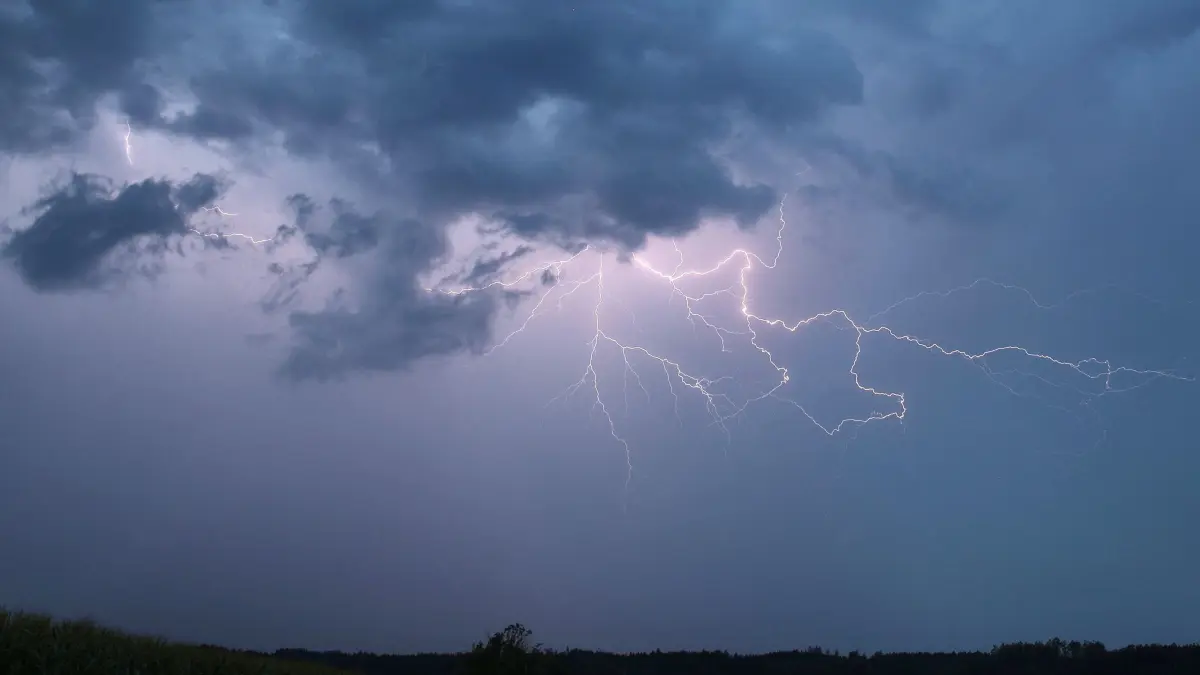 Gewitter - Symbolbild: ARCHIV - 31.07.2024, Bayern, Illertissen: Ein Blitz zuckt bei einem Sommergewitter am abendlichen Himmel. (zu dpa: «DWD warnt vor Hitze, Gewittern und Hagel in Bayern») Foto: Alexander Wolf/onw-images/dpa +++ dpa-Bildfunk +++