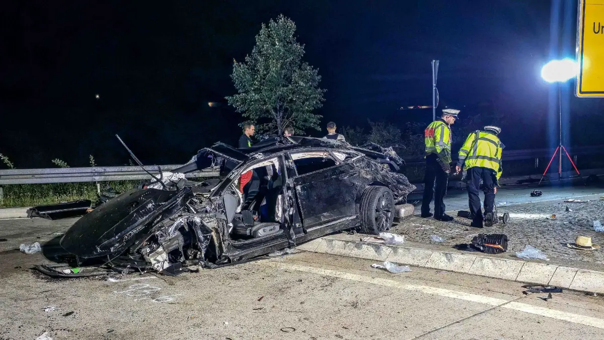 Am Sonntag (09.08.2026) gegen 02:00 Uhr befuhr eine 31-jaehrige Fahrerin eines VW Arteon die K1030 aus Richtung Herrenberg kommend. Am Kreisverkehr K1023/K1030 bei Oberjettingen kam das Fahrzeug aus bislang ungeklaerter Ursache kurz zuvor nach rechts von der Fahrbahn ab, geriet ins Schlingern, ueberfuhr eine Verkehrsinsel und schanzte daraufhin ueber den Kreisverkehr. Dabei ueberschlug sich das Fahrzeug, prallte mit dem Heck auf der gegenueberliegenden Seite des Kreisverkehrs in die sich dort befindliche Gruenflaeche und kam entgegen der Fahrtrichtung auf der Fahrbahn des Kreisverkehrs auf einer Verkehrsinsel zum Stehen. Bei dem Unfall wurden die 31-jaehrige Fahrerin sowie ihr 28-jaehriger Beifahrer schwer verletzt und durch den Rettungsdienst in umliegende Krankenhaeuser eingeliefert. Die Fahrerin stand zum Unfallzeitpunkt unter Alkoholeinfluss. Am Fahrzeug entstand wirtschaftlicher Totalschaden. Der Sachschaden am Fahrzeug belaeuft sich einer ersten Schaetzung zufolge auf 60.000 Euro. Der entstandene Flurschaden betraegt 2.000 Euro. Es befanden sich mehrere Streifen des Polizeipraesidiums Ludwigsburg im Einsatz. Ebenfalls starke Kraefte der Feuerwehr, des Rettungsdienstes sowie der zustaendigen Strassenmeisterei. Durch den Unfall traten groessere Mengen an Betriebsstoffen aus, weshalb zudem ein Bagger zum Abtragen des Rasens benoetigt wurde. Vertreter des zustaendigen Umweltamts waren vor Ort. Der Kreisverkehr sowie die unmittelbar angrenzenden Strassen mussten fuer die Dauer der Verkehrsunfallaufnahme, die Bergung sowie die Reinigung der Fahrbahn fuer mehrere Stunden voll gesperrt werden. Die Sperrung wurde um 07:20 Uhr aufgehoben. Die Ermittlungen werden durch die Verkehrspolizeiinspektion Ludwigsburg gefuehrt. Zeugen, die Angaben zum Sachverhalt machen koennen, werden gebeten, sich mit der Verkehrspolizeiinspektion Ludwigsburg unter der Telefonnummer 0711 6869 0 oder per E-Mail unter stuttgart-vaihingen.vpi@polizei.bwl.de in Verbindung zu setzen.