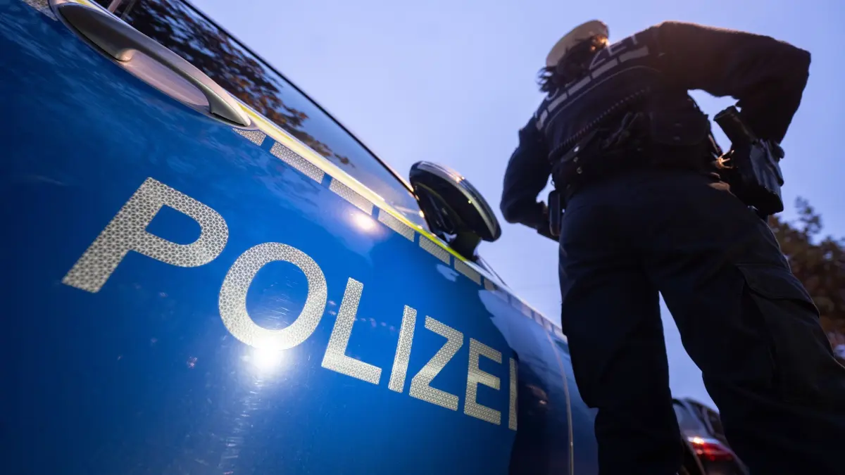 Polizei Symbolbild: ILLUSTRATION - 30.11.2023, Baden-Württemberg, Stuttgart: Eine Polizistin steht neben einem Polizeifahrzeug. (zu dpa: «Mann fährt gegen Stuttgarter Stadtbahn - leicht verletzt») Foto: Marijan Murat/dpa +++ dpa-Bildfunk +++