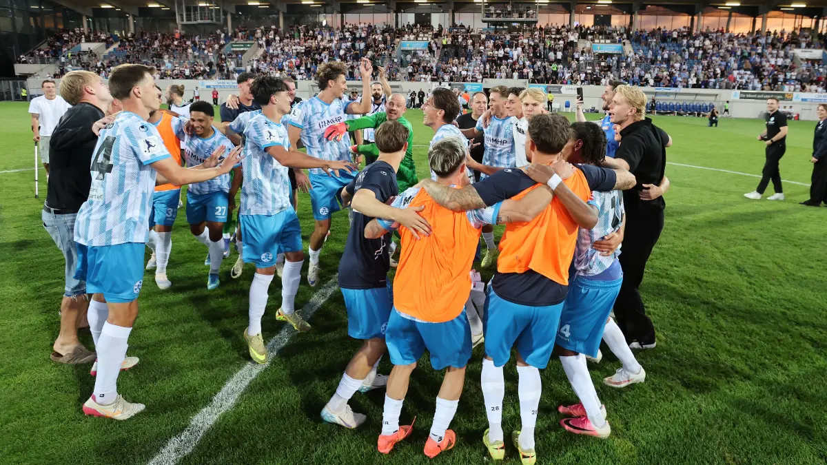 BAU // 2026.08.07, Deutschland, Stuttgart-Degerloch, Fußball Stuttgarter Kickers vs. SSV Ulm, die Kickers jubeln über den Sieg vor der vollen Haupttribüne