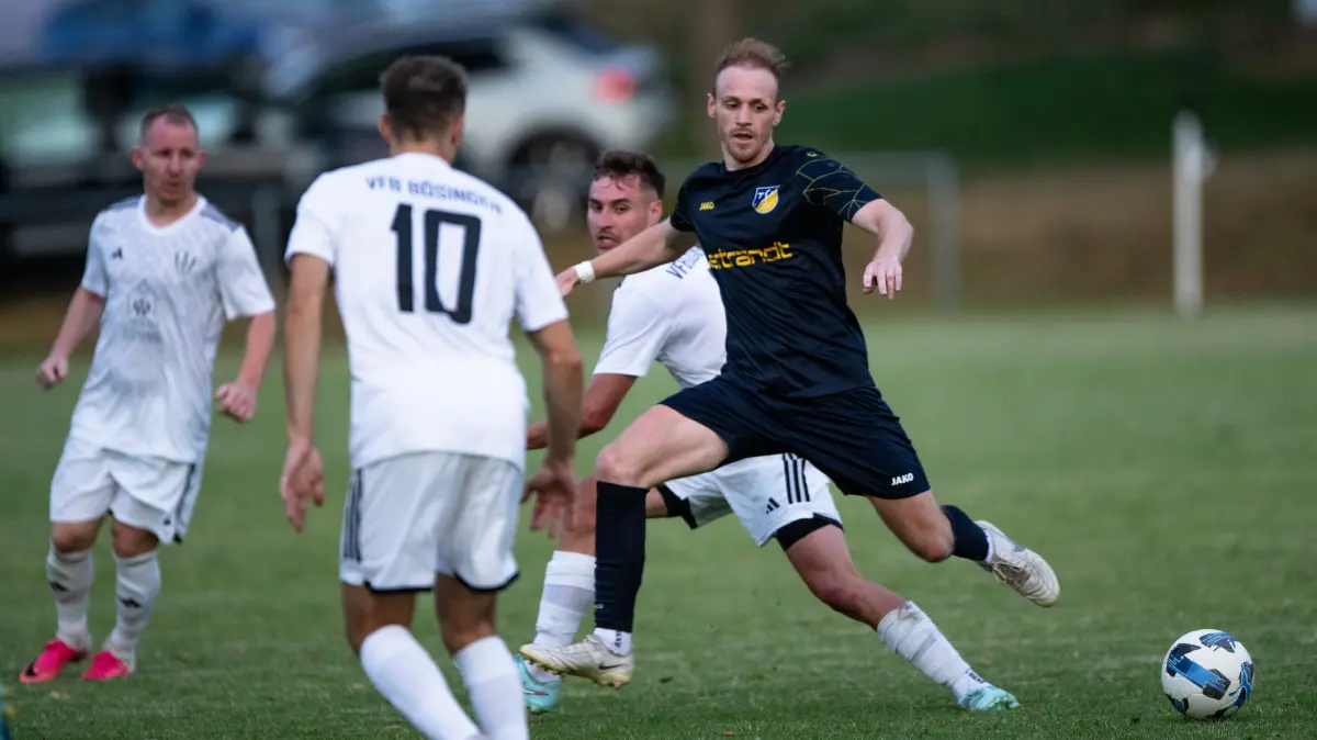 Andreas Griesser, (VFB Boesingen, #08), der eingesprungene Spagat, gegen Jonathan Sieger, (VFB Boesingen, #10),
VFB Boesingen vs. TSV Ehningen, Fussball, WFV Pokal Gruppe 3, 1. bis 3. Runde, Baden Wuerttemberg, Saison 2026/2027, 07.08.2026,
Eibner-Pressefoto/Andreas Ulmer