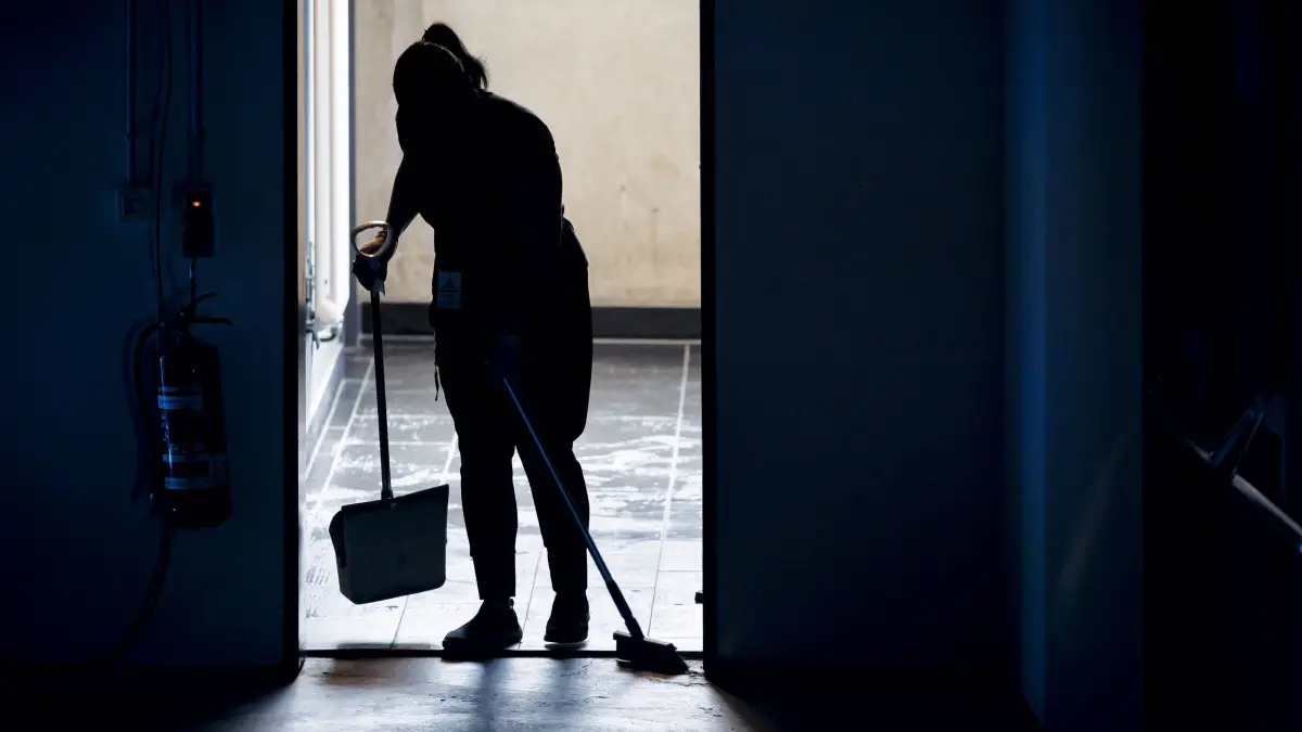 Symbolfoto zum Thema Putzkraft auf einer Toilette. Eine Frau putzt auf einer Toilette. Berlin, 19.05.2026. Berlin Deutschland *** Symbolic photo on the topic Cleaner on a toilet A woman cleaning on a toilet Berlin, 19 05 2026 Berlin Germany Copyright: xThomasxTrutschelx