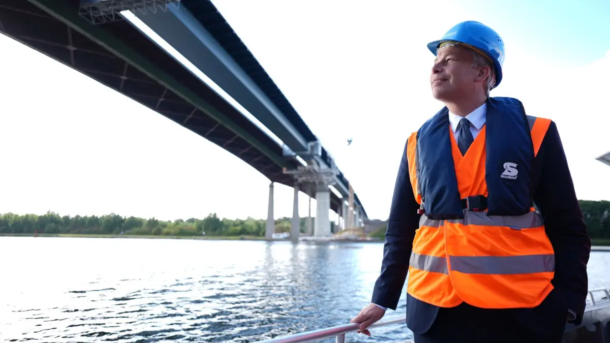 Sommerreise Bundesverkehrsminister Bilger: 10.08.2026, Schleswig-Holstein, Rade: Steffen Bilger (CDU), Bundesminister für Verkehr, besichtigt den Ersatzneubau der Rader Hochbrücke über dem Nord-Ostsee-Kanal. Bundesverkehrsminister Bilger besucht während seiner Sommerreise verschiedene Projekte im Norden. Foto: Marcus Brandt/dpa +++ dpa-Bildfunk +++