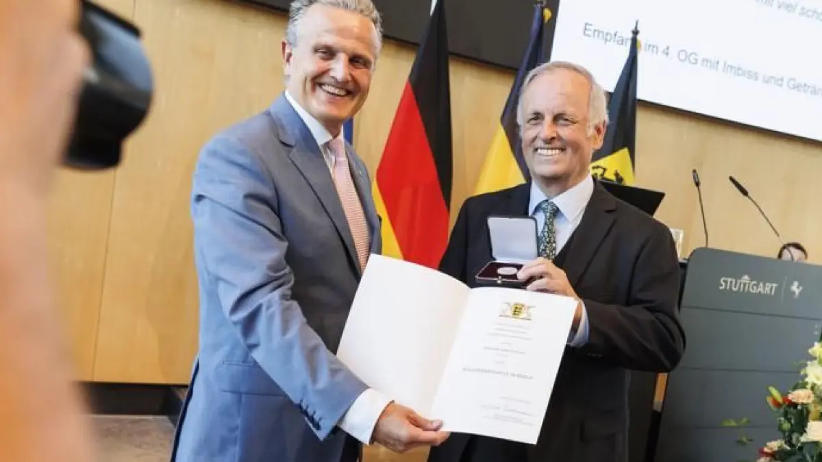 Gerhard Raff mit Oberbürgermeister Frank Nopper (links) bei der Verleihung der Staufer-Medaille in Gold 2022