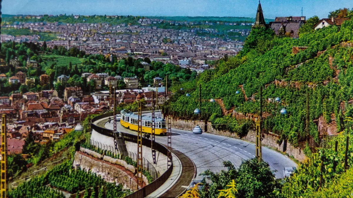Weinberg an der Neuen Weinsteige: Historische Fotos vom Weinberg und dem kleinen Schloss an der Neuen Weinsteige werden präsentiert.
