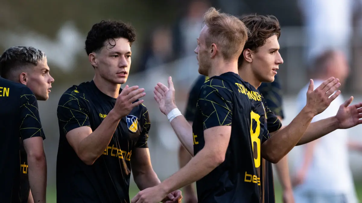 Marcel Siegloch, (TSV Ehningen, #08), Mitte, erzielt das entscheidende 1:3 fuer Ehningen, Lion Janzen, (TSV Ehningen, #16), links nebe ihm, gratuliert ihm,
VFB Boesingen vs. TSV Ehningen, Fussball, WFV Pokal Gruppe 3, 1. bis 3. Runde, Baden Wuerttemberg, Saison 2026/2027, 07.08.2026,
Eibner-Pressefoto/Andreas Ulmer