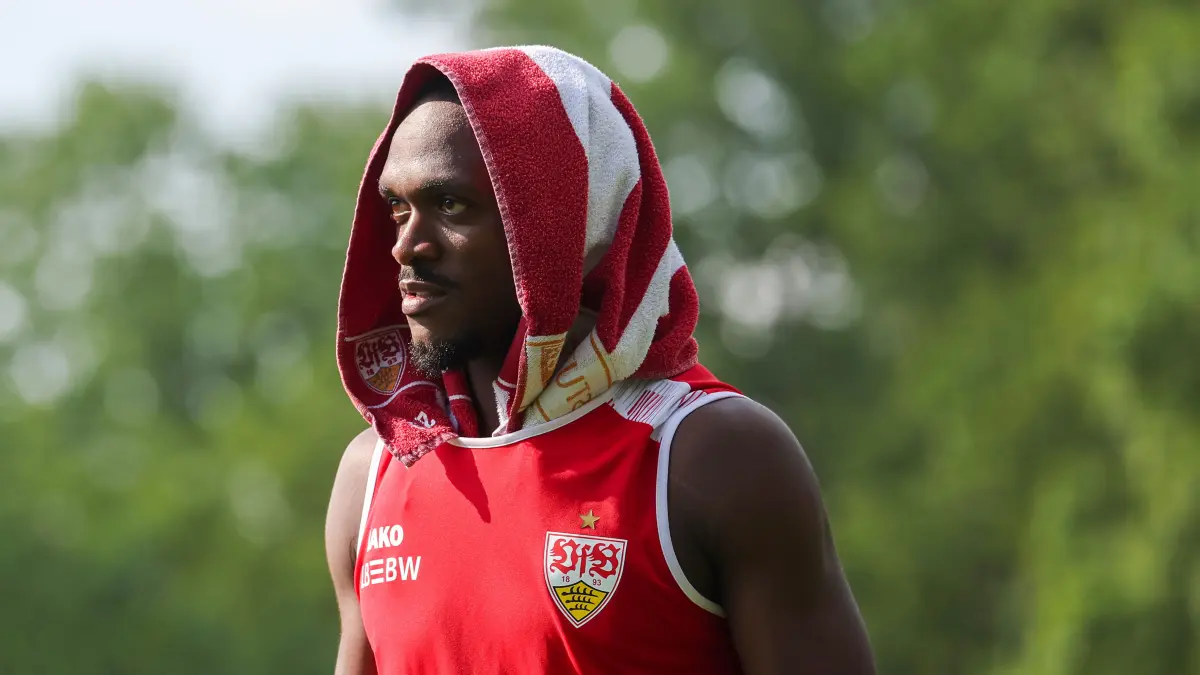 BAU // 2026.08.01, Deutschland, Stuttgart, Fußball VfB Stuttgart vs. Paris FC, Dan-Axel Zagadou (VfB) mit Handtuch über dem Kopf