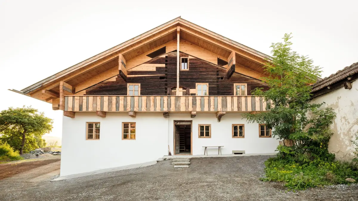 Haus mit gehobenem Dach in Tiefenbach von Maximilian Hartinger Architekt.