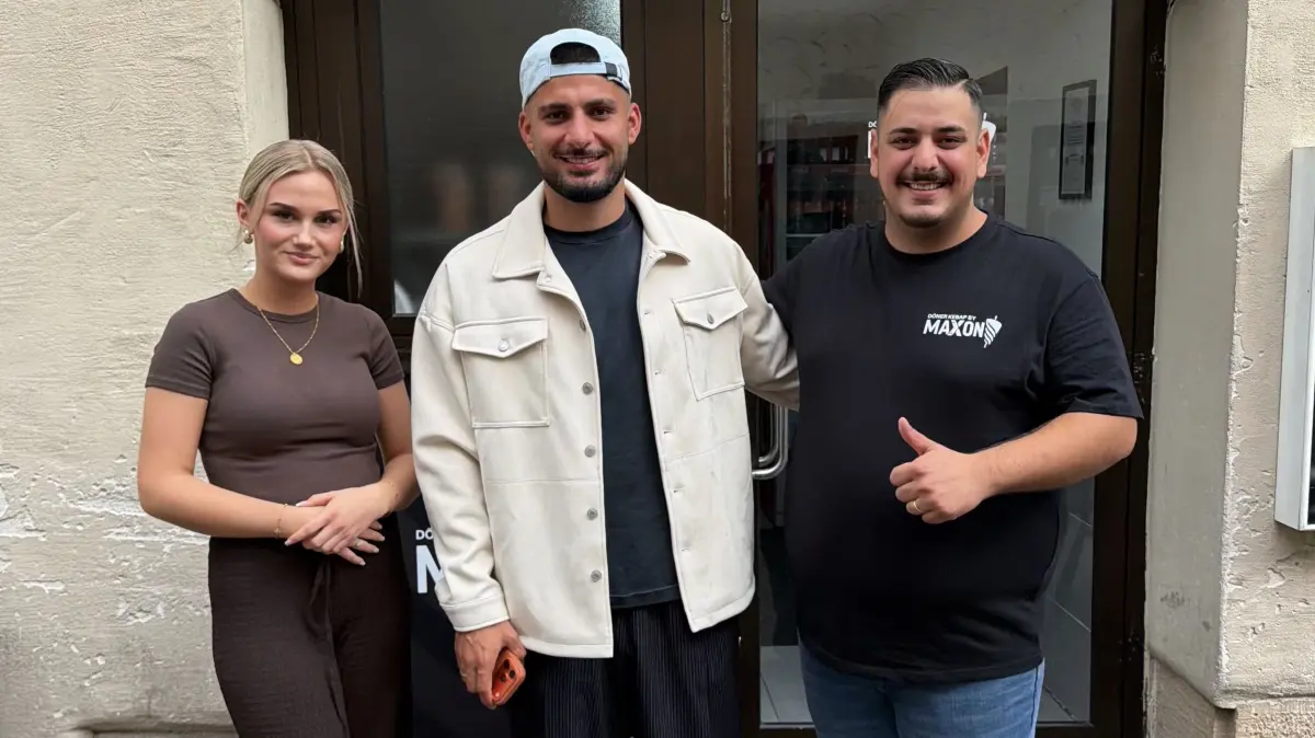 Der Besuch von Deniz Undav (Mitte) bei Maxon Kebap freute die beiden Besitzer Sina (links) und Berkan Manaz (rechts).