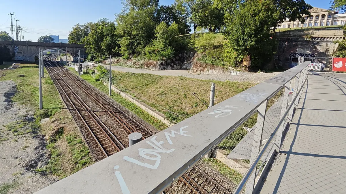 Die Baustellenzufahrt, die links vom Steg in den Rosensteinpark führt, soll zum Fuß- und Radweg werden.