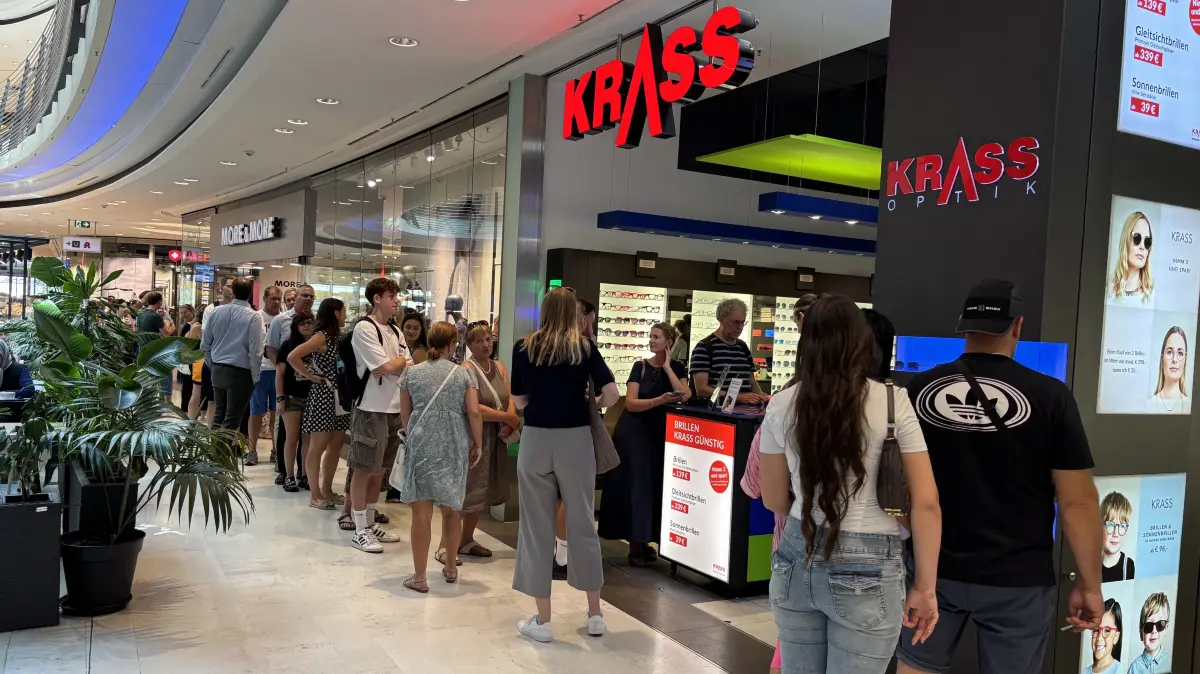 Lange Schlangen vor Optiker in Stuttgart, um noch eine Sonnenfinsternis-Brillen zu bekommen