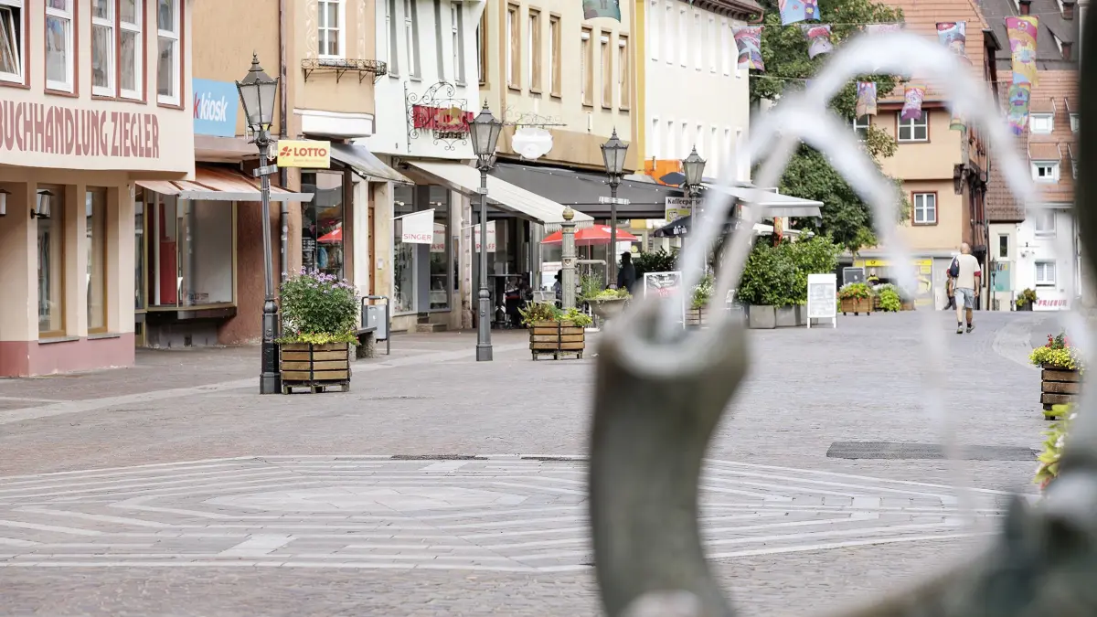 Ob Geschäfte zukünftig sonntags öffnen dürfen, wird kontrovers diskutiert. Um dem Onlinehandel entgegenzuwirken und das Einkaufen attraktiver zu gestalten, sollen die Innenstädte sonntags geöffnet werden. Das Bild Zeigt die leer Geislinger Fußgängerzone in der historischen Altstadt an einem Montagvormittag.