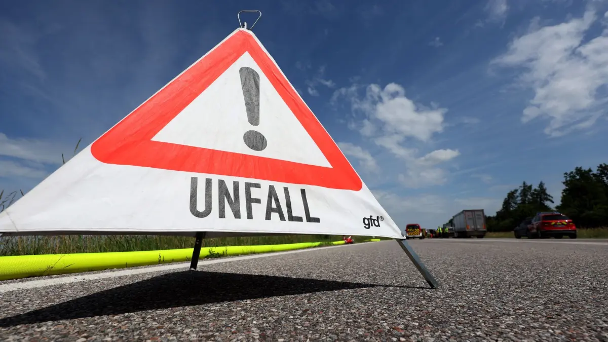 Verkehrsunfall: ARCHIV - 17.06.2026, Bayern, Denklingen: Ein Warndreieck mit der Aufschrift «Unfall» steht auf einer Autobahn. (zu dpa: «A6 in Richtung Heilbronn gesperrt - Hubschrauber im Einsatz») Foto: Karl-Josef Hildenbrand/dpa +++ dpa-Bildfunk +++