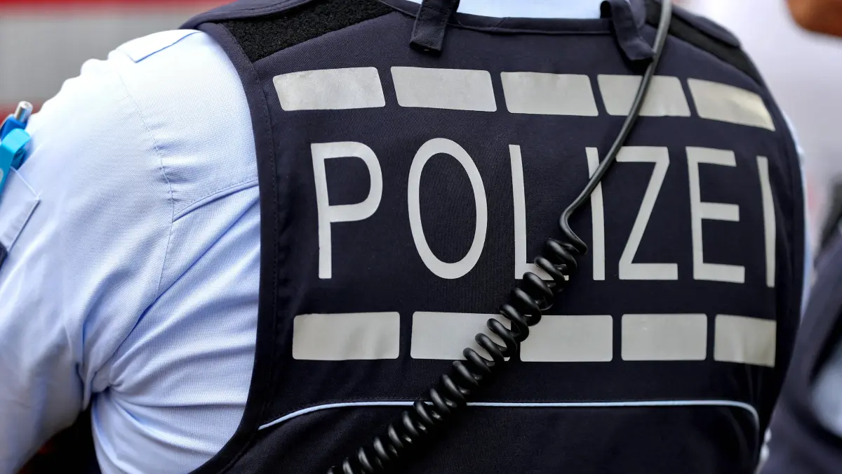 01.06.2025, Baden-Baden, Schriftzug Polizei in Nahaufnahme Baden-Württemberg Deutschland *** 01 06 2025, Baden Baden, Police lettering in close-up Baden Württemberg Germany