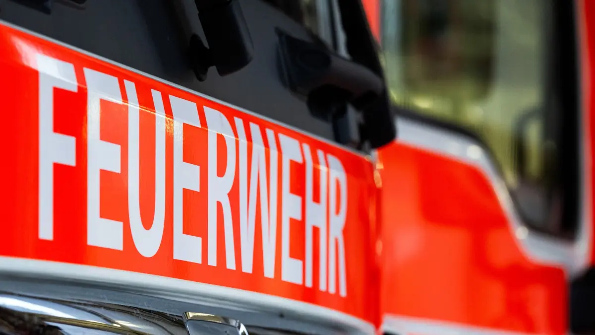 Feuerwehr: ARCHIV - 30.12.2024, Berlin: Ein Einsatzfahrzeug mit der Aufschrift «Feuerwehr», aufgenommen nach der traditionellen Pressekonferenz der Berliner Feuerwehr in der Feuerwache Mitte. Bei einem Feuer auf einer Baustelle auf Sylt ist ein hoher Schaden entstanden. (zu dpa: «Brand auf Baustelle auf Sylt – Schaden in Millionenhöhe») Foto: Soeren Stache/dpa +++ dpa-Bildfunk +++