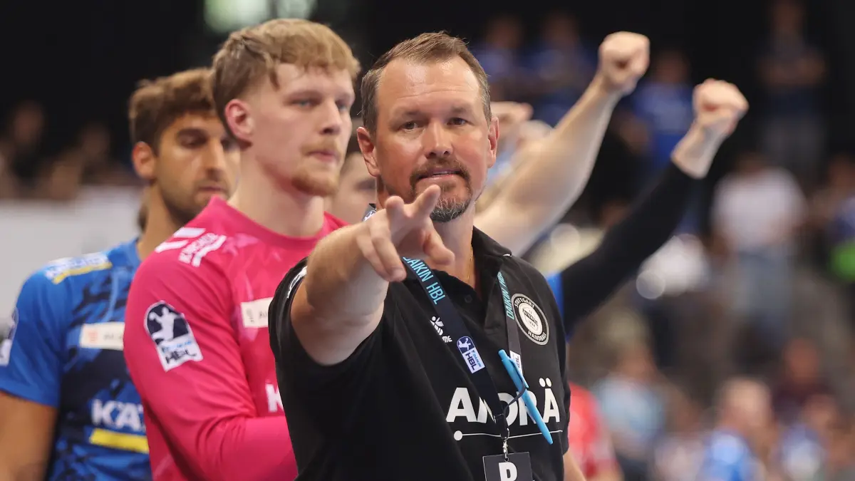 BAU // Stuttgart , Handball Daikin Bundesliga TVB Stuttgart vs. SG Flensburg-Handewitt , Trainer Misha Kaufmann ( TVB )