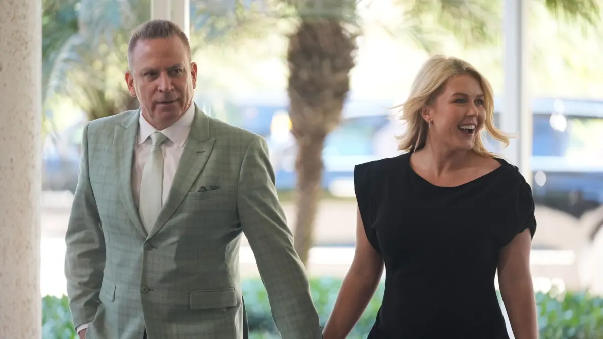 Hochzeit auf Trumps Privatanwesen Mar-a-Lago: ARCHIV - 01.02.2026, USA, Palm Beach: Die Pressesprecherin des Weißen Hauses, Karoline Leavitt, und ihr Ehemann Nicholas Riccio kommen im Mar-a-Lago Club zur Hochzeit des stellvertretenden Stabschefs des Weißen Hauses, Scavino. (zu dpa: «Trump braucht ein neues Sprachrohr: Karoline Leavitt geht») Foto: Mark Schiefelbein/AP/dpa +++ dpa-Bildfunk +++