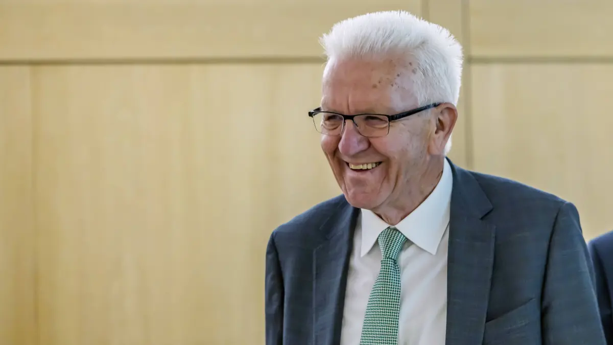 Der Authentische: An Winfried Kretschmann ist alles echt. Der Politiker mit der grauen Stoppelfrisur amtierte als neunter Ministerpräsident von Baden-Württemberg und als erster Grüner in diesem hohen Amt. Dass er mehrmals wiedergewählt wurde, hat ganz wesentlich mit seinem ehrlichen Äußeren zu tun.