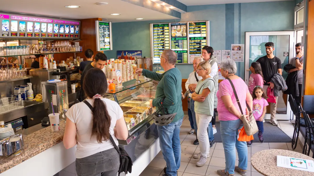 Großer Andrang im Eiscafé Adria,
BBKZ, Verkaufsoffener Sonntag in der Innenstadt, Lokales, Vermischtes, Kultur, Holzgerlingen, 08.10.2023,
Foto: Eibner-Pressefoto/Silas Schüller