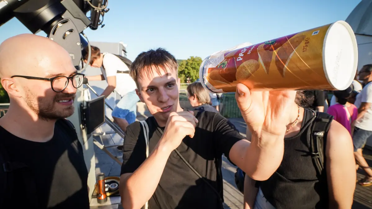 Sonnenfinsternis in Stuttgart: Sonnenanbeter, Astro-Nerds und Hobby-Fotografen bereiten sich auf das Himmelsspektakel vor : Sonnenfinsternis in Stuttgart: Sonnenanbeter, Astro-Nerds und Hobby-Fotografen bereiten sich auf das Himmelsspektakel vor -