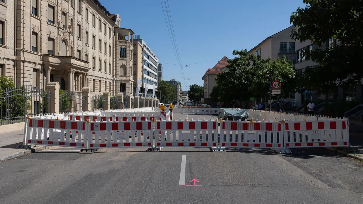Wasserrohrbruch: Baustelle des Wasserrohrbruch in der Rosenbergstrasse vor dem Diakonissen Krankenhaus.