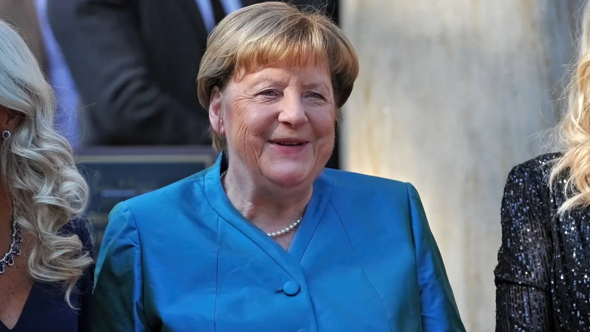Die Vermittlerin: Als Bundesumweltministerin (1994-1998) gab Angela Merkel nicht viel auf mondäne Figaro-Stile. Mit Beginn ihrer Kanzlerschaft begannen indes ihre vielen äußeren und politischen Häutungen.