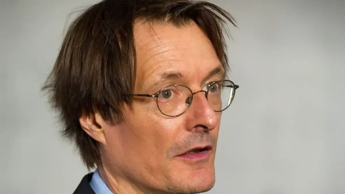 Der Besserwisser: Der Mediziner Karl Wilhelm Lauterbach ist Ex-Bundesgesundheitsminister der SPD. Seine stets strähnig wirkenden dünnen Haare lassen ihn als den ewigen Oberprimaner-Streber erscheinen, der immer alles besser weiß.