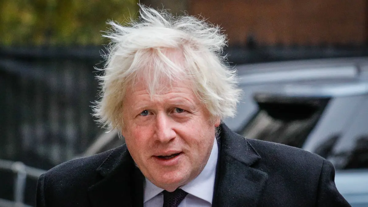 Der Wankelmütige: Die (echte) blonde Mähne von Londons konservativem Ex-Bürgermeister und Brexit-Anführer Boris Johnson ist absolut trendy. Sie erinnert mehr an einen Wischmopp oder die Füllung eines aufgeplatzten Sofas als an eine akkurat gescheitelte Tolle. Sie soll den wilden, ungestümen Mann zum Ausdruck bringen, der sich nicht um Konventionen schert. Johnsons wirklich Rolle ist allerdings die des politischen Hofnarren.