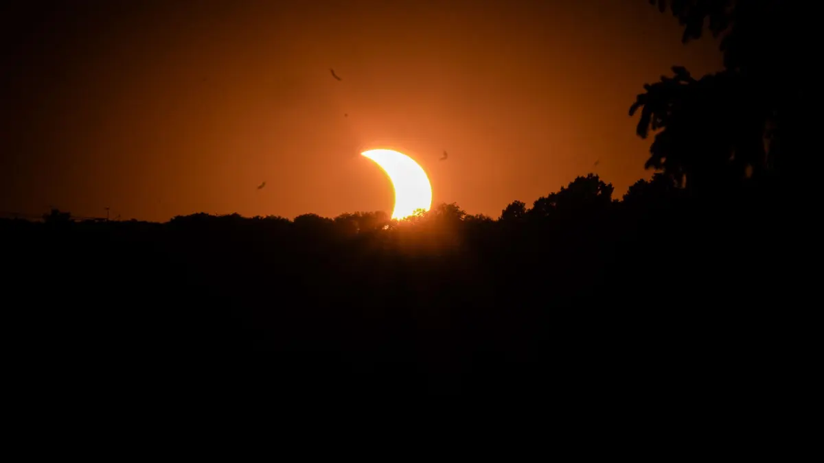 Sonnenfinsternis in Stuttgart: Sonnenanbeter, Astro-Nerds und Hobby-Fotografen bereiten sich auf das Himmelsspektakel vor : Sonnenfinsternis in Stuttgart: Sonnenanbeter, Astro-Nerds und Hobby-Fotografen bereiten sich auf das Himmelsspektakel vor -