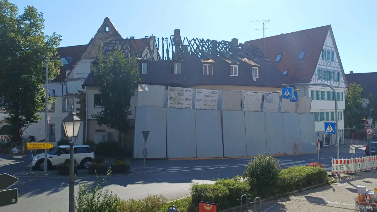 Der frühere Ochsen ist samt des angrenzenden Wohn- und Geschäftshauses in Pleidelsheim abgebrannt. Eine Spezialwand sorgt dafür, dass keine Ziegel und anderer Bauschutt auf die Straße fallen können.