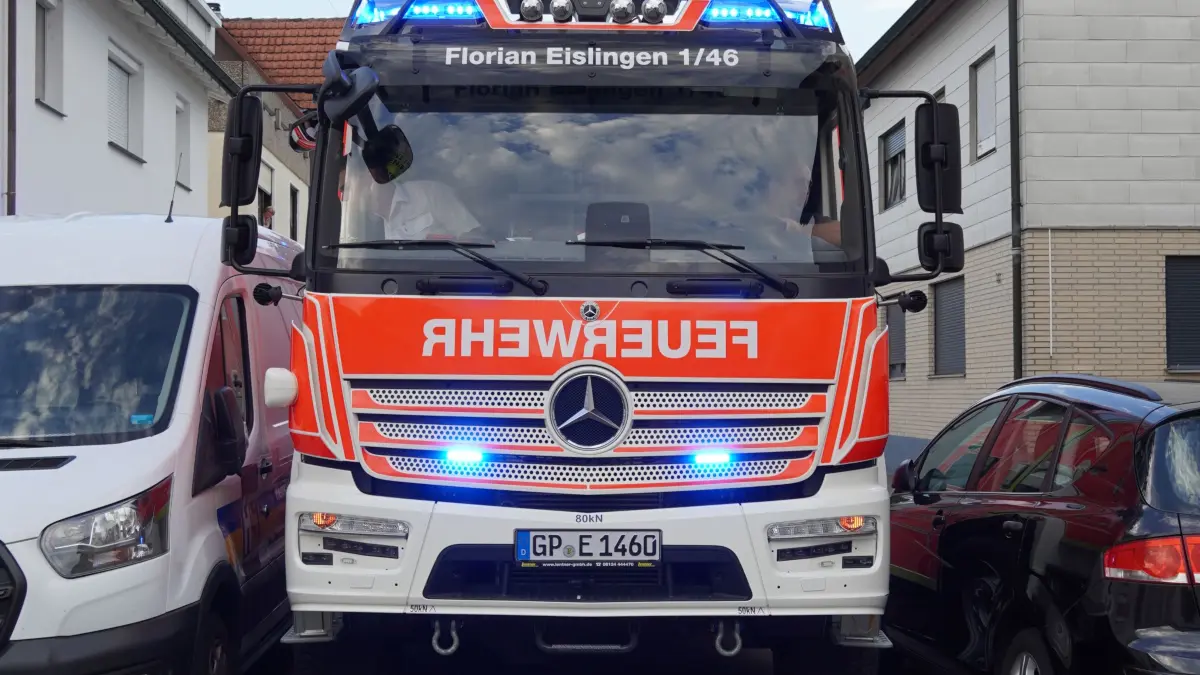 Eislingen Feuerwehrauto zwischen Fahrzeugen, sehr eng, Kontrollfahrt ob Rettungsfahrzeuge durchkommen.