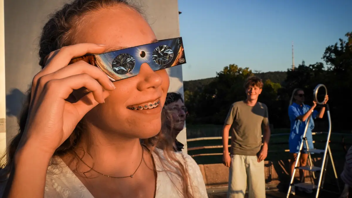 Sonnenfinsternis in Stuttgart: Sonnenanbeter, Astro-Nerds und Hobby-Fotografen bereiten sich auf das Himmelsspektakel vor : Sonnenfinsternis in Stuttgart: Sonnenanbeter, Astro-Nerds und Hobby-Fotografen bereiten sich auf das Himmelsspektakel vor -