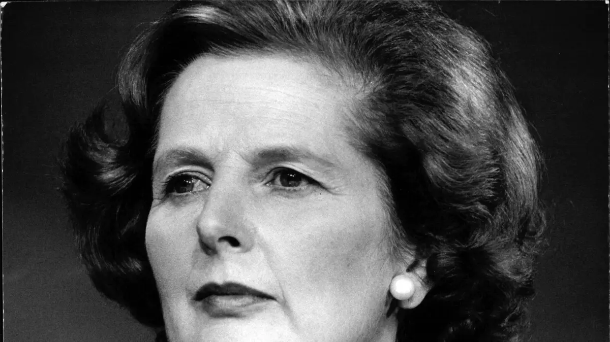 Die Anführerin: Der Haarspray-Wahnsinn von Margaret Thatcher (1925–2013), Britanniens Premierministerin von 1979 bis 1990 (die mit der Tasche), ist Inbegriff der politisch-haarigen Beton-Frisur.