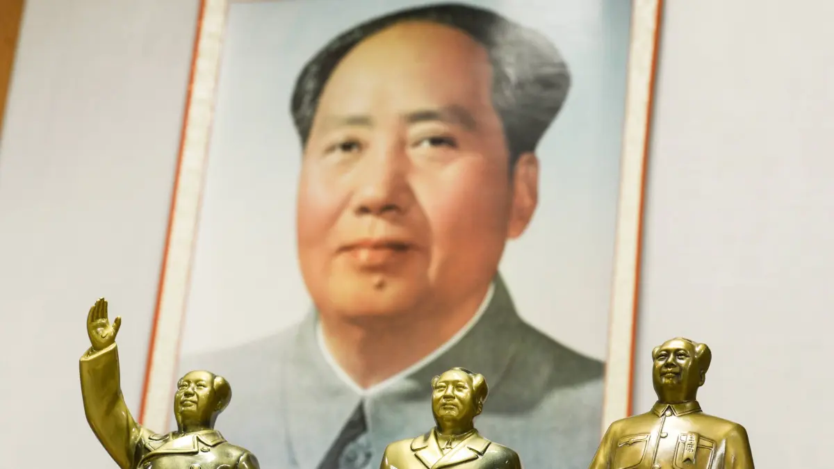 Der Gestalter: Mao Zedong (oder Mao Tsê-tung, 1893-1976) ist der Vater aller Beton-Frisuren. Von 1943 bis 1976 war sein Wort als Vorsitzender der Kommunistischen Partei in China Gesetz. Seine kulturrevolutionäre Wellen-Frisur machte bei linken Führern Schule (siehe Kim-Jon-il und Kim Jong-un).