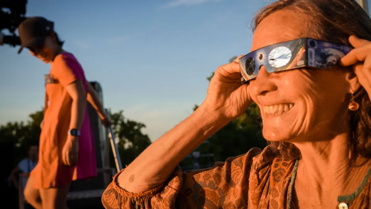 Sonnenfinsternis in Stuttgart: Sonnenanbeter, Astro-Nerds und Hobby-Fotografen bereiten sich auf das Himmelsspektakel vor : Sonnenfinsternis in Stuttgart: Sonnenanbeter, Astro-Nerds und Hobby-Fotografen bereiten sich auf das Himmelsspektakel vor -