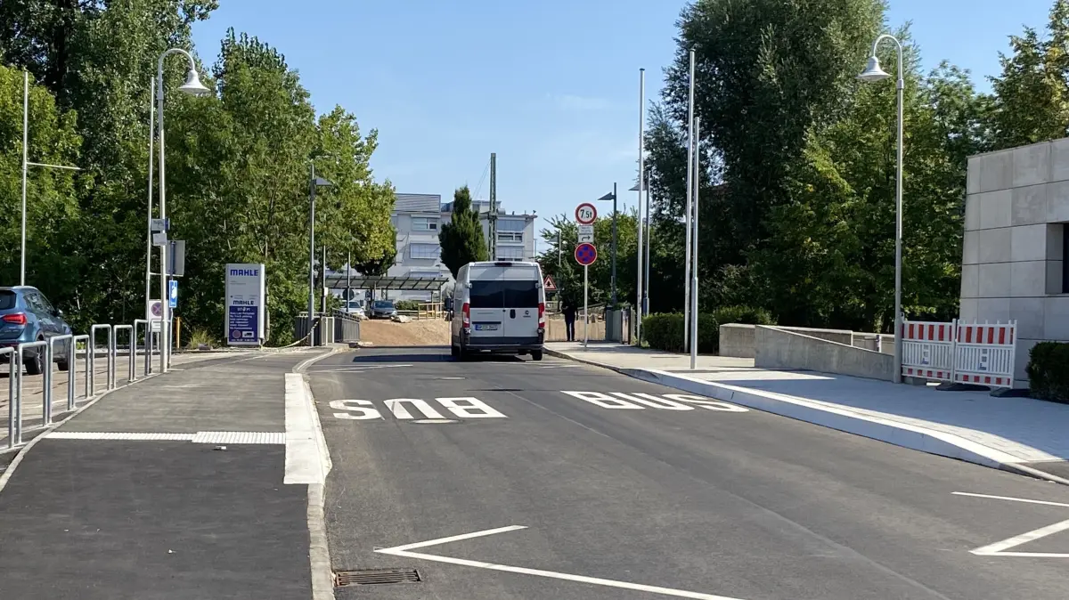 Mühlbachstraße Eislingen, nach der Sanierung, neue Bushaltestellen