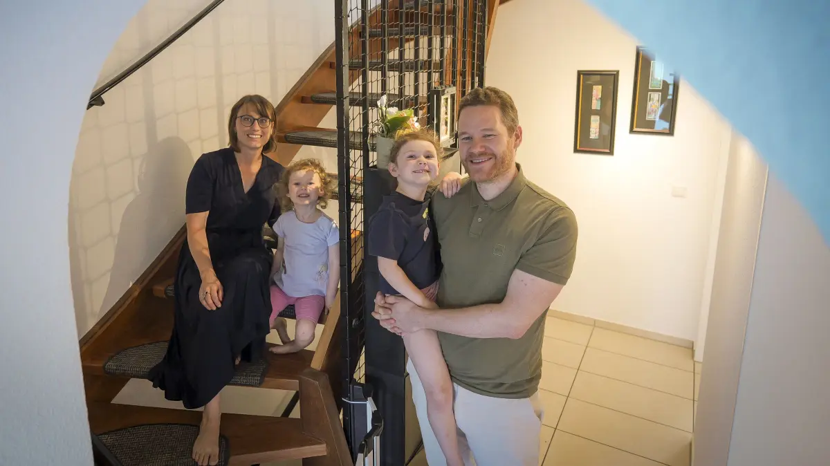 Völker: Ditzingen Schöckingen - Martin Völker zieht vor 7 Jahren mit seiner Familie von Freiburg nach Ditzingen - und beschreibt die Suche nach einem bezahlbaren Zuhause rückblickend als Vollzeitjob. In dieser Situation entwickelte der KI- und Entwicklungsingenieur einen KI-Assistenten für Hauskäufer: Er liest Exposés so kritisch wie ein guter Bausachverständiger.