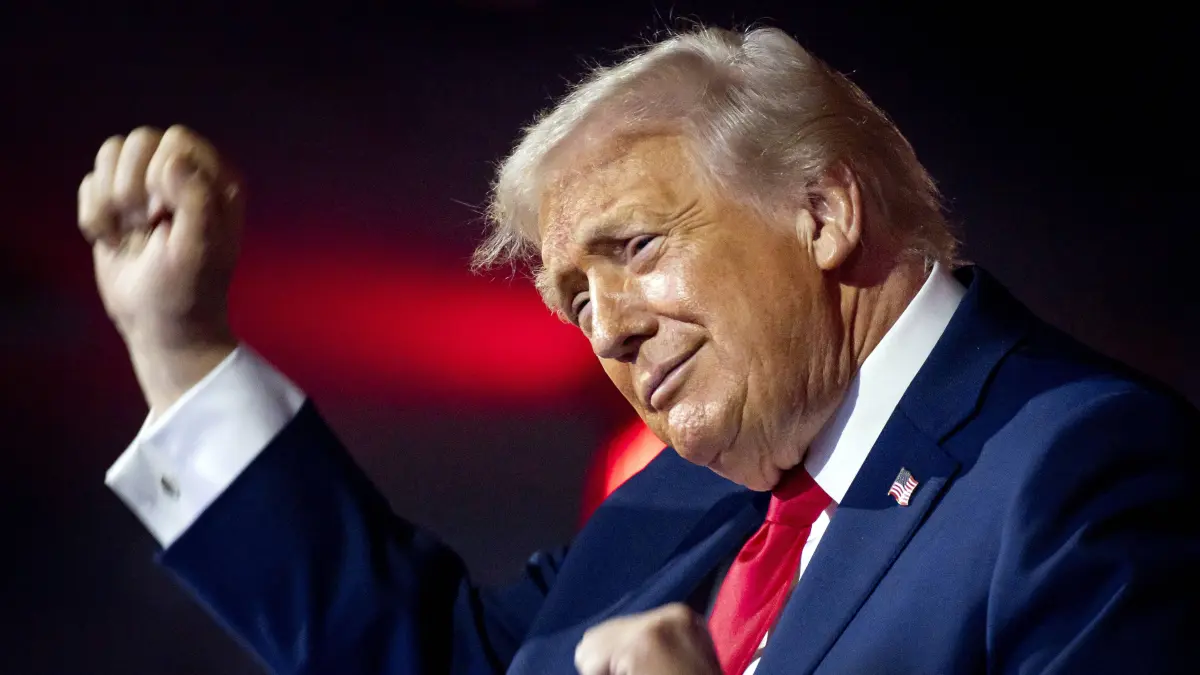 Der Abenteurer: Die golden-rötlich schimmernde Beton-Frisur von US-Präsidentschaftskandidat und Milliardär Donald Trump garantiert unzerstörbaren Halt bei jeder politischen Wetterlage. Die einschüchternde Botschaft: Widerstand ist zwecklos.